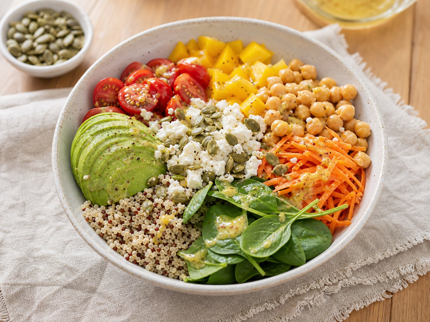 Quinoa bowl s avokádem, cizrnou a barevnou zeleninou
